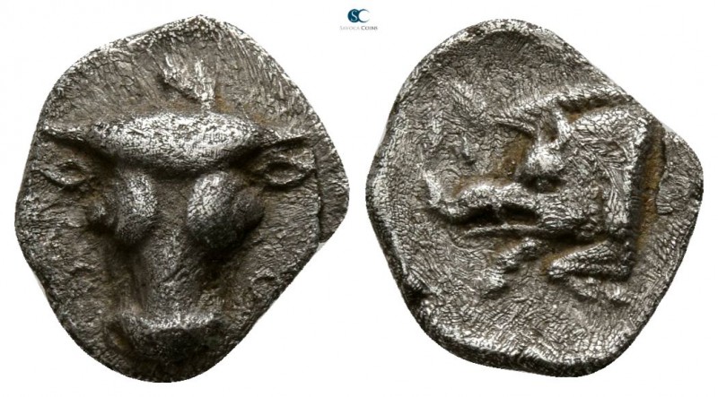 Phokis. Federal Coinage 457-446 BC. 
Obol AR

11mm., 0,82g.

Frontal bull's...