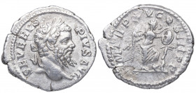 207 d.C. Septimio Severo. Roma. Denario. DS 4132 d. Ag. 3,02 g. PM TR P XV COS III PP. Victoria escribiendo en un escudo a dch. MBC+. Est.60.