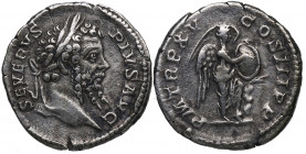 207 d.C. Septimio Severo. Roma. Denario. DS 4132 d. Ag. 3,15 g. PM TR P XV COS III PP. Victoria a dcha. escribiendo en escudo. MBC+. Est.70.