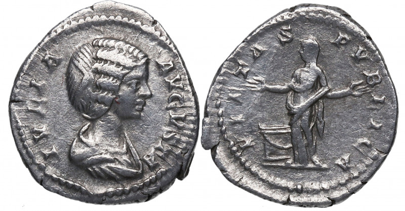 202 d.C. Julia Domna. Roma. Denario. DS 4208 f. Ag. 2,93 g. PIETAS PVBLICA. Pied...