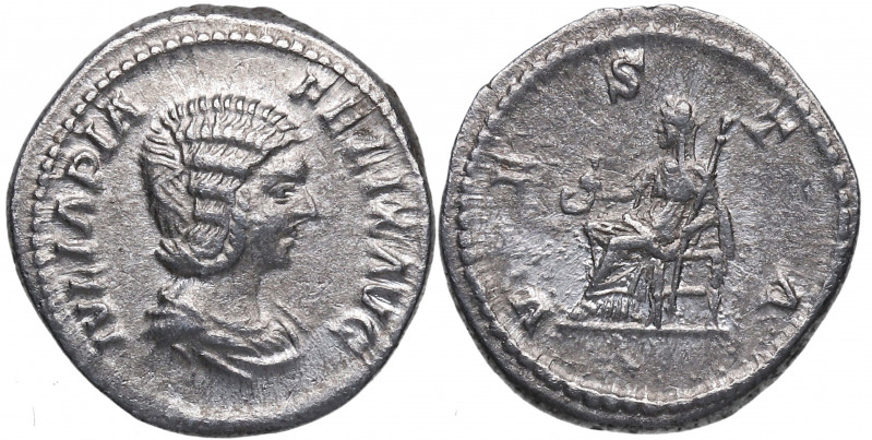 213 d.C. Julia Domna. Roma. Denario. DS 4254 g. Ag. 3,47 g. VESTA. Vesta sentada...