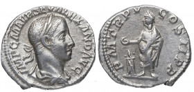 226 d.C. Alejandro Severo (231-235 d.C). Roma. Denario. DS 4815 n. Ag. 2,87 g. PM TR P V COS II PP. Emperador sacrificando a izq. MBC+. Est.60.