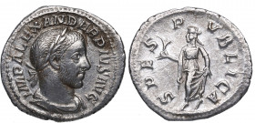 232/5 d.C.. Alejandro Severo. Roma. Denario. DS 4819 f. Ag. 2,71 g. SPES PVBLICA. Esperanza a izq. Est.70.