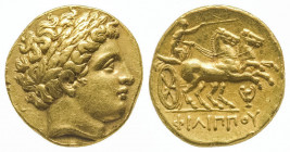 Macédoine, Philippe II (359 - 336). Statère d’or (8,53 g.) à la tête d’Apollon et un bige de chevaux dont l’aurige tient un kentron ; canthare dans le...
