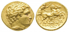 Macédoine, Philippe II (359 - 336). Statère d’or (8,54 g.) Au revers astre et monogramme MO sous le bige, jambe de cheval à l’exergue. (Abydos). Ref :...
