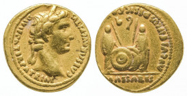 Auguste.
Auréus (7,68 g) de Lyon aux deux Césars. Ref : C 42, Cal. 176, Fr.51
TB