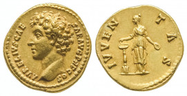 Marc Aurèle César (139-161).
Auréus (7,22 g.) au buste nu à gauche.
R/ La jeunesse tenant une patère près d’un autel. Frappe de Rome, 140-144.
Ref : C...