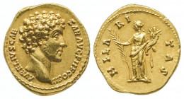 Marc Aurèle César (139-161). Auréus (7,28 g) au buste nu à droite. R/ Hilaritas tenant palme et corne d’abondance. Frappe de Rome, 145-147.
Ref : C 23...