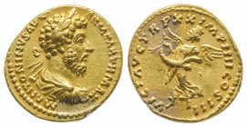 Marc Aurèle (161-180).
Auréus (7,18 g) au buste lauré, drapé et couronné de l’empereur. R/ Victoire volant à g. et tenant à deux mains une couronne. F...