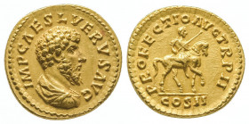 Lucius Verus (161-169).
Auréus (7,29 g) au buste nu et drapé de l’empereur. R/ L’empereur à cheval, armé d’une lance. Frappe de Rome, 161-162.
Ref : C...