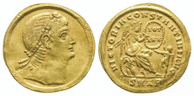 Constantin I (307-337).
Solidus (4,25 g) de Nicomédie au buste diadémé de l’empereur levant les yeux vers le ciel.
R/ Victoire assise sur une cuirasse...