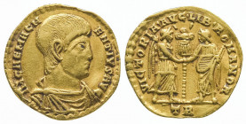 Magnence César (350-353).
Solidus (4,47 g) de Trêves au buste drapé et cuirassé à droite.
R/ La Victoire et la Liberté tenant ensemble un trophée d’ar...