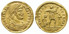 Julien II (360-363).
Solidus (4,50 g) d’Arles au buste diadémé, drapé et cuirassé de l’empereur.
R/ Julien tenant un trophée et tirant les cheveux d’u...