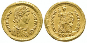 Théodose I (378-395).
Solidus (4,47 g) de Constantinople.
R/ Constantinople assise sur une proue de navire tient un bouclier inscrit VOT X MVLT XV .
R...