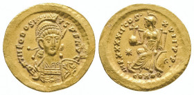 Théodose II (402-450). Solidus (4,46 g) de Constantinople au buste de face de l’empereur armé et cuirassé.
R/ Constantinople assise à g. tient un glob...