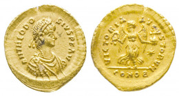 Théodose II (402-450). Trémissis (1,50 g) de Constantinople au buste de l’empereur diadémé, drapé et cuirassé.
R/ Victoire ailée tenant une couronne e...