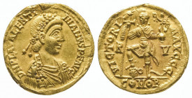 Valentinien III (425-455).
Solidus de Ravenne (4,40 g) au buste diadémé de l’empereur.
R/ Valentinien tenant une longue croix et un globe nicéphore, p...