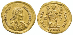 Valentinien III (425-455).
Solidus de Ravenne (4,32 g) au buste diadémé de l’empereur.
R/ Valentinien tenant une longue croix et un globe nicéphore,...