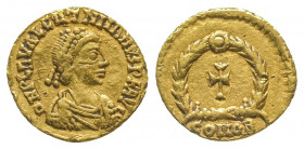 Valentinien III (425-455). Trémissis (1,44 g) au buste de l’empereur. A/ VALENTNIIANVS
R/ Croix dans une couronne. Avec son étiquette d’origine (quina...