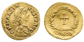 Marcien (450-457).
Trémissis (1,31 g) de Constantinople au buste lauré de l’empereur.
R/ Croix dans une couronne au-dessus de CONOB. TTB à Superbe...
