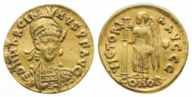 Marcien (450-457). Solidus (3,07 g) au buste casqué de l’empereur.
R/ Victoire tenant une longue croix perlée, étoile dans le champ, CONOB à l’exergue...