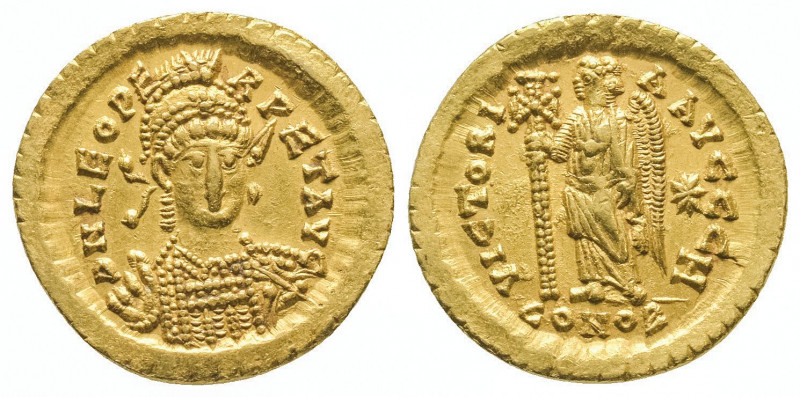 Léon (457-474).
Solidus (4,46 g) au buste casqué de l’empereur. R/ Victoire tena...