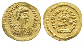 Justinien I (527-565).
Trémissis (1,42 g) au nom et buste de l’empereur. R/ Victoire allant à d. et astre dans le champ. Frappe barbare, Superbe