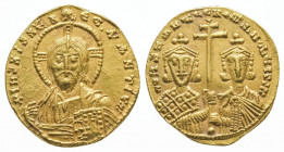 Constantin VII et Romain II (945-959). Solidus (4,40 g) au buste du Christ Pantocrator. R/ Bustes de face de Constantin VII et Romain II tenant une cr...