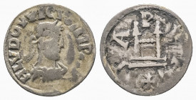 LOUIS le PIEUX (814-840).
Denier de Pavie au buste de l’empereur (1,58 g). R/ Porte de la ville à deux tourelles, au-dessus d’une croix.
Ref : Dep. 78...