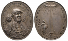 Pologne. Ladislas IV. Médaille d’argent ovale (53x45 mm, 32,8 g.) signée par Sébastien Dadler et datée 1639 pour commémorer le couronnement de 1633.
R...