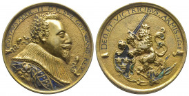 Suède. Gustave Adolphe II (1611-1632). Médaille d’argent dorée et émaillée (4,7cm, 25,56 g.) au buste du roi lauré et cuirassé avec légende gravée se ...