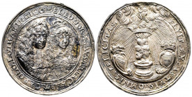 Autriche. Mariage de Charles de Lorraine et Eléonore d’Autriche. Médaille n.d. (vers 1660) en argent (73,3mm, 91,9 g.) aux bustes accolés, de trois qu...