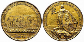 ANGLETERRE. NELSON. Médaille en bronze doré (48 mm) pour la victoire du Nil (1er août 1798) sur la flotte française (bataille d’Aboukir).
A l’avers la...