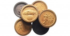 JETONS de JEUX en BOIS.
Lot de six jetons (40 mm) allemands en bois clair ou noirci à sujets populaires (18ème siècle).