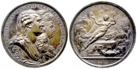 FRANCE. LOUIS XVI.
Grande médaille d’argent (47 mm) com- mémorative, par Krüger père, aux bustes accolés de Louis XVI, de Marie Antoinette et du dauph...