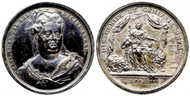 LORRAINE. Médaille d’argent (43,6 mm) datée 1717 au buste de trois quart de la duchesse par Michel Roeg (1669-1737). R/ Cybèle sur un trône entourée d...