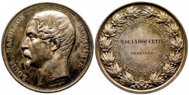 NAPOLEON III.
Médaille d’argent (50,5 mm, poinçon à la main) au buste de Louis Napoléon Bonaparte n.d. signé
« Barre 1850 ». R/ « Proclamation de l’Em...