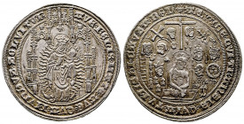 Médaille religieuse thalériforme en argent ( 38,5 mm, 29,55 g), fin XVème-début XVIème siècle. A/ Sous un dais gothique, la Vierge tenant l’enfant Jés...