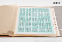 2 Mappen mit ca. 40 Briefmarkenbögen DDR, postfrisch und gestempelt, dazu 5 Bögen Bulgarien, gemischter Zustand, Fundgrube, bitte besichtigen