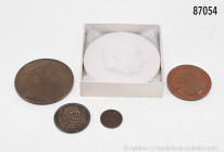 Konv. Porzellanmedaille 1966, auf 75 Jahre Robert Koch Institut, von KPM, Medaille 1938, auf die Taufe d. LZ 130/100. Geburtstag Graf Zeppelins, Bronz...