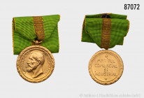Rumänien, Karl I., Verdiensmedaille für Handel und Industrie, Bronze vergoldet, mit original Band, auf Vs. leichter Grünspan, ansonsten vorzüglich