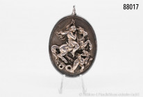 Relief-Silbermedaille, Hl. Georg, den Drachen tötend, 999er Silber, von Henryk Winograd (1917-2008), 40,6 g, 56 x 43 mm, kleine Delle auf der Rückseit...
