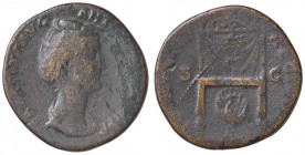 ROMANE IMPERIALI - Faustina I (moglie di A. Pio) - Sesterzio - Busto drappeggiato a d. /R Trono, a s. uno scettro, sotto un pavone a coda aperta C. 22...
