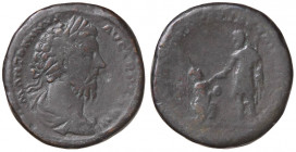 ROMANE IMPERIALI - Marco Aurelio (161-180) - Sesterzio - Testa laureata a d. /R Marco Aurelio stante a s. aiuta l'Italia turrita ad alzarsi C. 538 (AE...