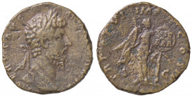ROMANE IMPERIALI - Lucio Vero (161-169) - Sesterzio - Testa laureata a d. /R La Vittoria stante a d. e appoggia uno scudo su un palmizio sul quale si ...