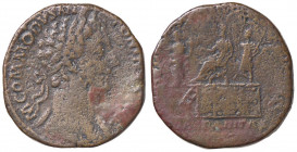 ROMANE IMPERIALI - Commodo (177-192) - Sesterzio - Testa laureata a d. /R Commodo seduto su palco a s., dietro il prefetto, davanti la Liberalità con ...