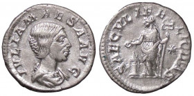 ROMANE IMPERIALI - Giulia Maesa (ava di Elagabalo) - Denario - Busto a d. /R La Felicità stante a s. presso altare acceso con patera e caduceo, a d. u...