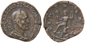 ROMANE IMPERIALI - Traiano Decio (249-251) - Sesterzio - Busto laureato e corazzato a d. /R Il Valore seduto su una corazza a s., con ramo e scettro C...