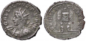 ROMANE IMPERIALI - Gallieno (253-268) - Antoniniano - Busto radiato, drappeggiato e corazzato a s. con lancia e scudo /R Trofeo tra due prigionieri C....