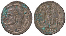 ROMANE IMPERIALI - Massenzio (306-312) - Follis ridotto (Ostia) - Testa laureata a s. /R La Vittoria stante a d. appoggia il piede s. su uno sgabello ...
